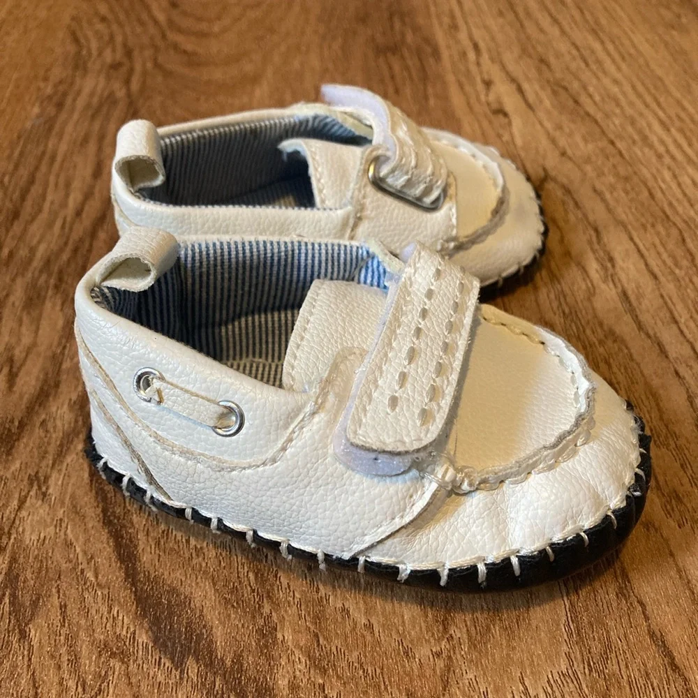 Bundle of infant mixed name brand shoes and slippers! - Picture 9 of 16